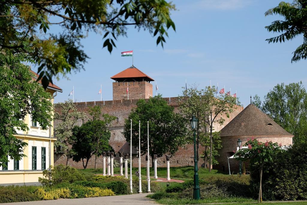 Var-Torony Apartman Gyula Exterior photo